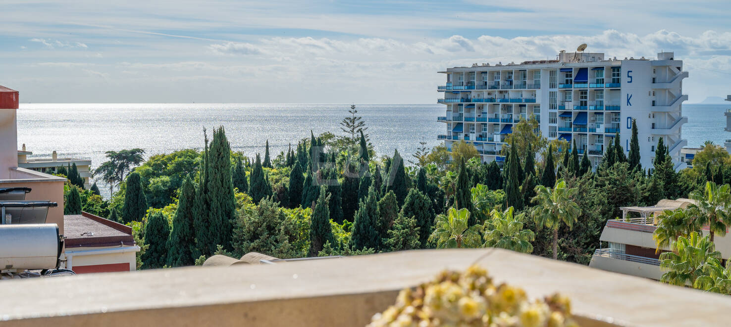 Marbella Beachside Top-Floor Appartement avec Panoramique Vues