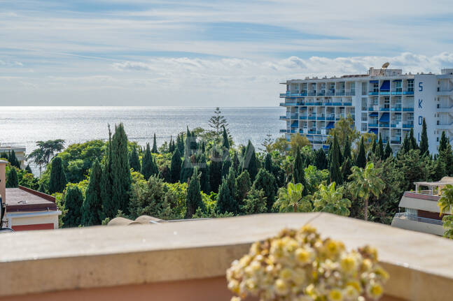 Marbella Beachside Top-Floor Appartement avec Panoramique Vues