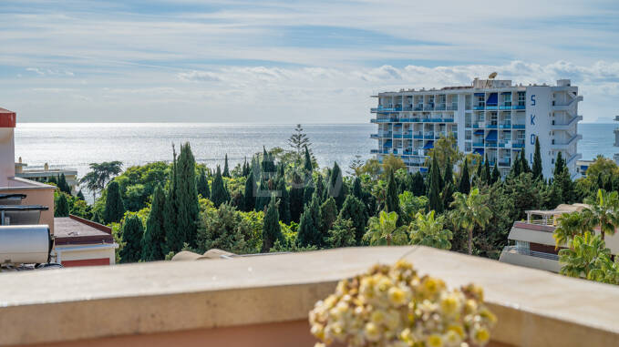 Marbella Beachside Top-Floor Appartement avec Panoramique Vues
