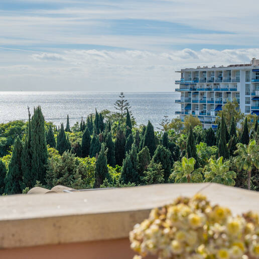 Marbella Beachside Top-Floor Appartement avec Panoramique Vues