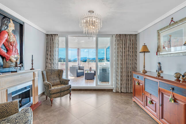 Marbella Beachside Top-Floor Appartement avec Panoramique Vues