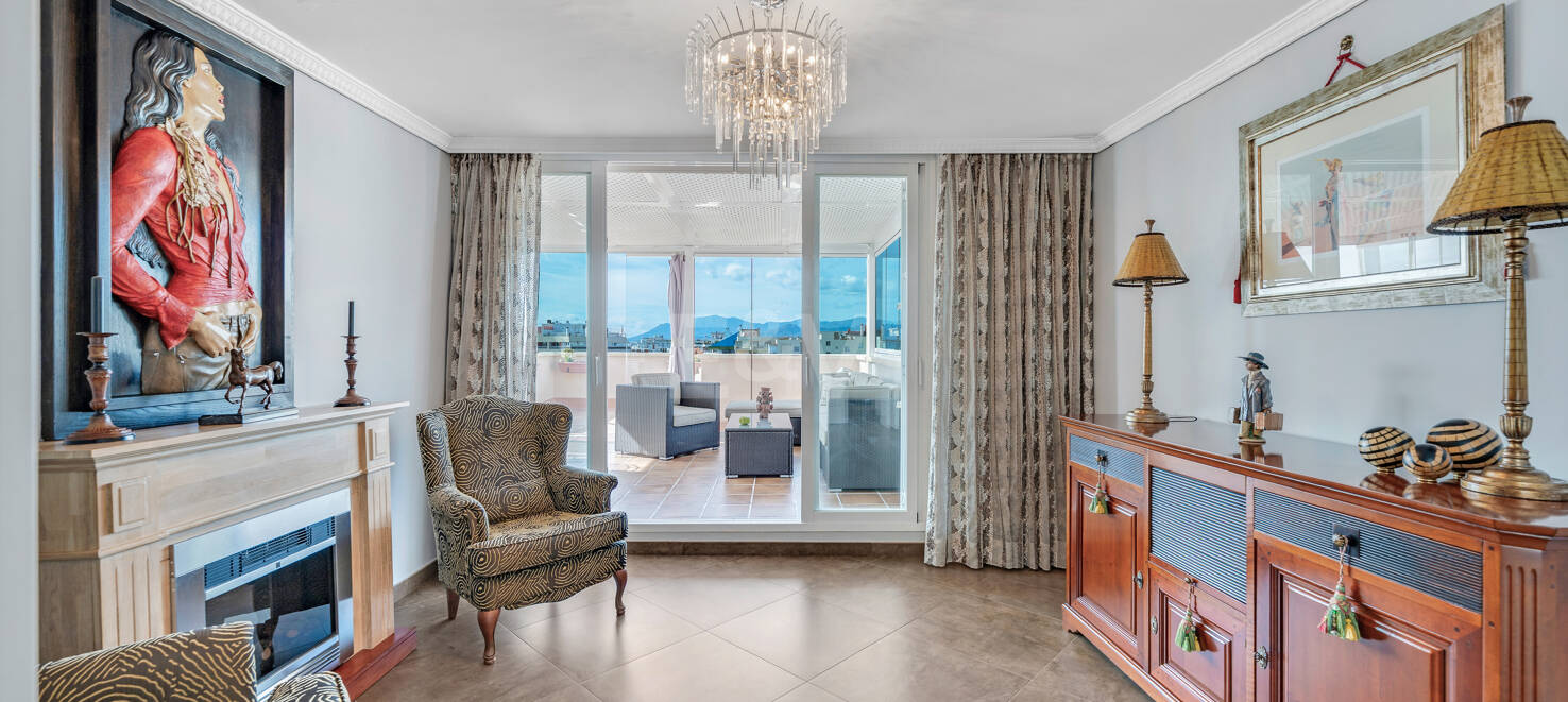 Marbella Beachside Top-Floor Appartement avec Panoramique Vues