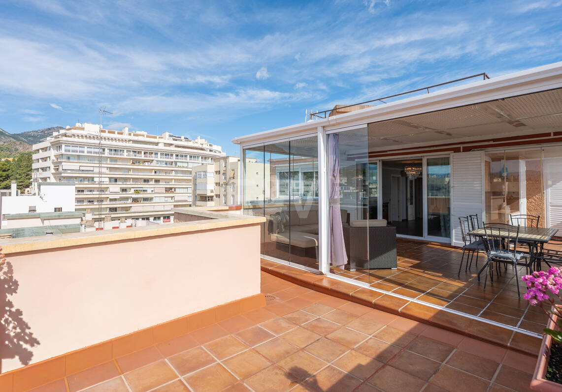 Marbella Beachside Top-Floor Appartement avec Panoramique Vues