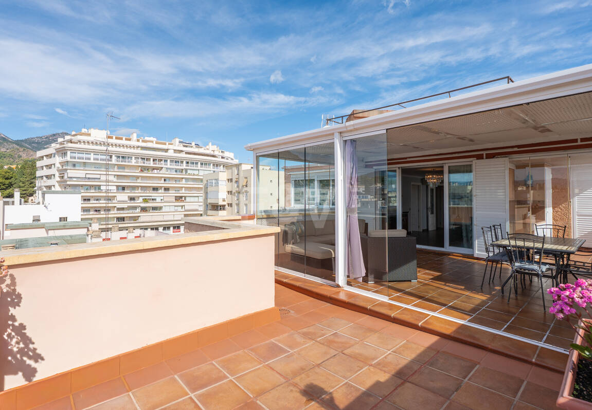 Marbella Beachside Top-Floor Appartement avec Panoramique Vues