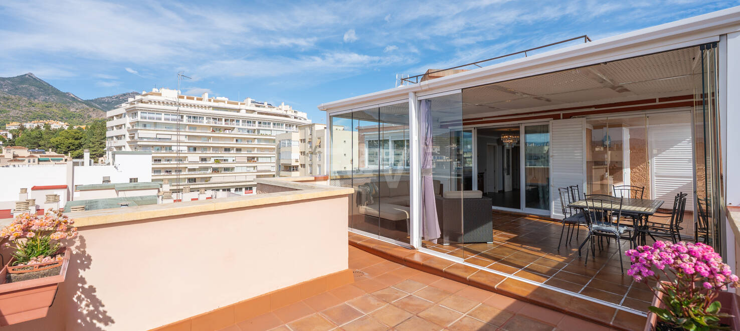 Marbella Beachside Top-Floor Appartement avec Panoramique Vues