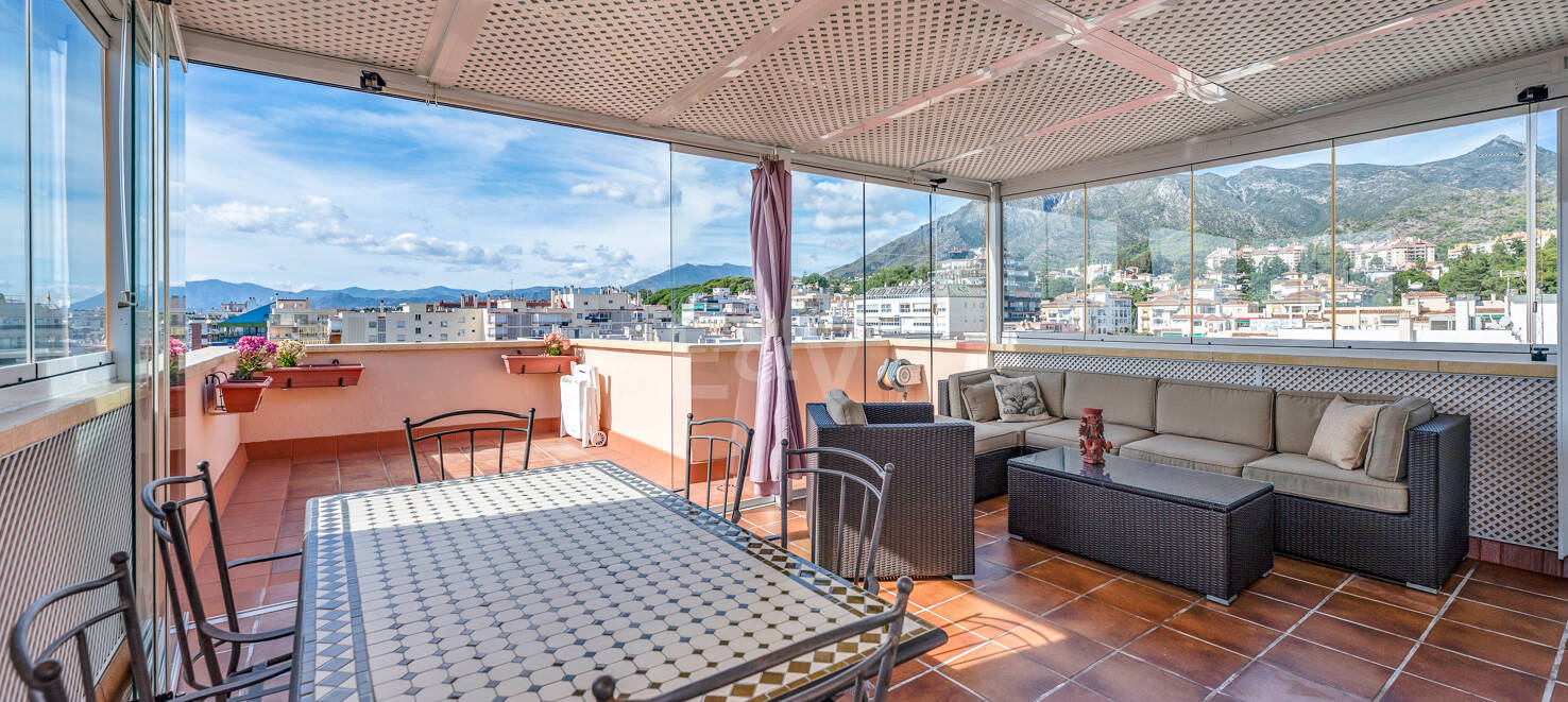 Marbella Beachside Top-Floor Appartement avec Panoramique Vues