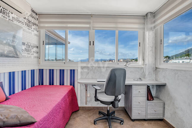 Marbella Beachside Top-Floor Appartement avec Panoramique Vues