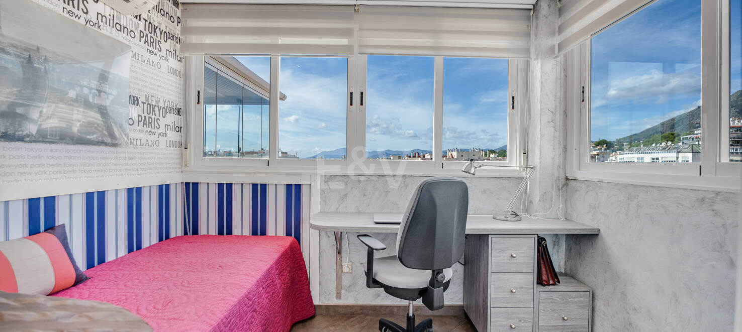 Marbella Beachside Top-Floor Appartement avec Panoramique Vues