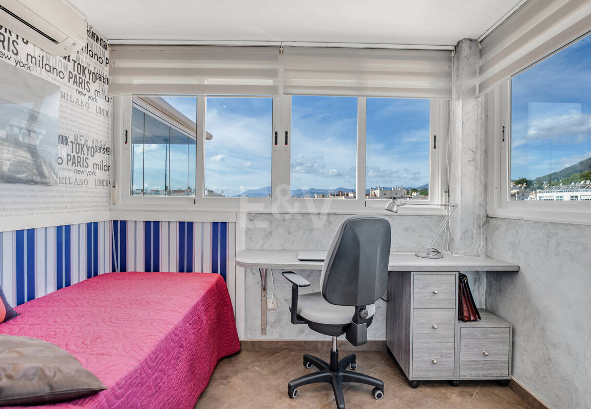 Marbella Beachside Top-Floor Appartement avec Panoramique Vues