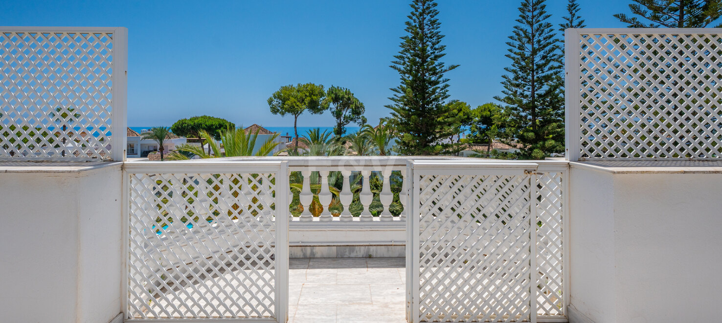 Duplex penthouse with sea view terraces in White Pearl Beach