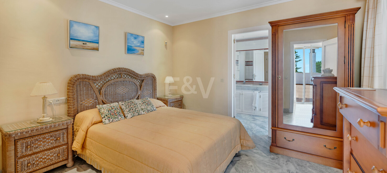Duplex penthouse with sea view terraces in White Pearl Beach