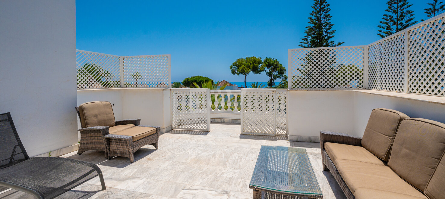 Duplex penthouse with sea view terraces in White Pearl Beach