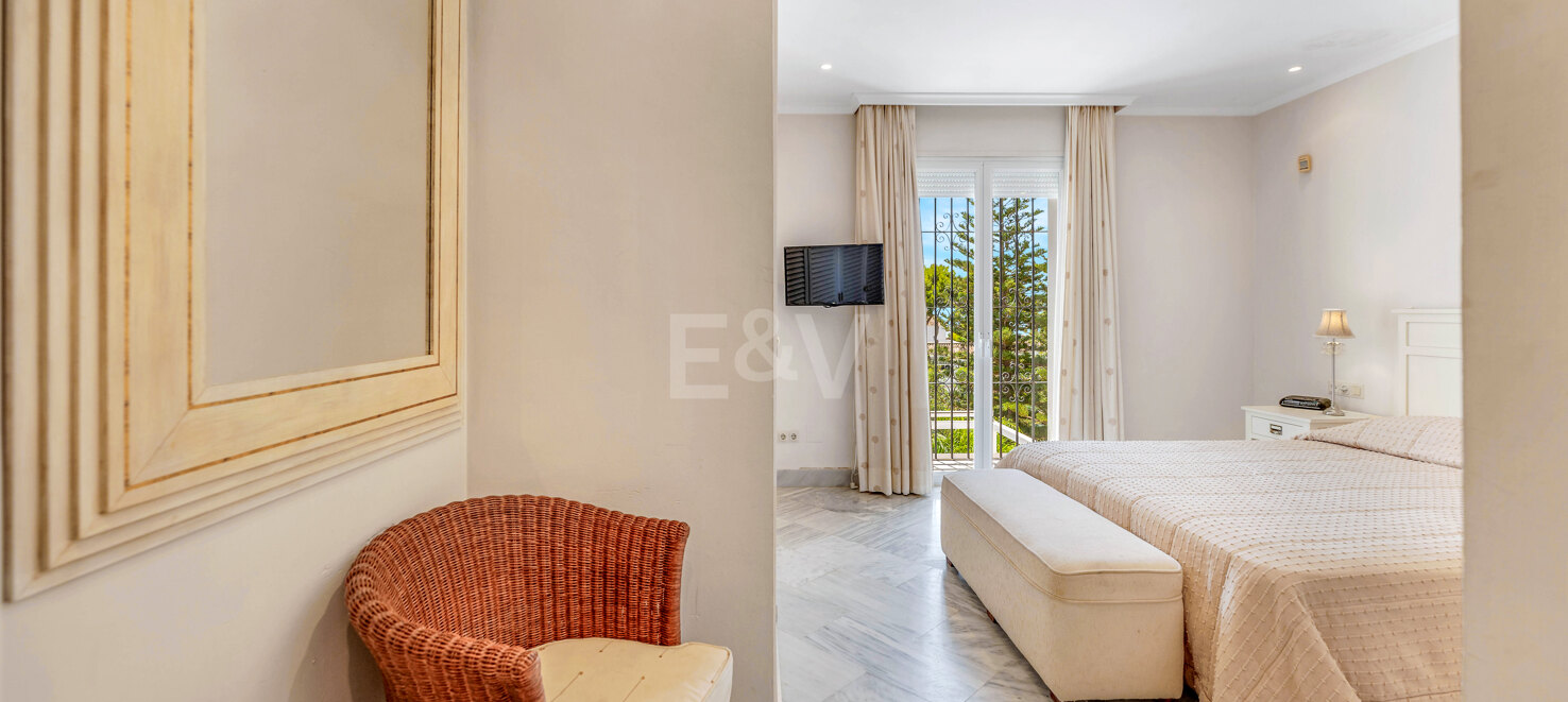 Duplex penthouse with sea view terraces in White Pearl Beach