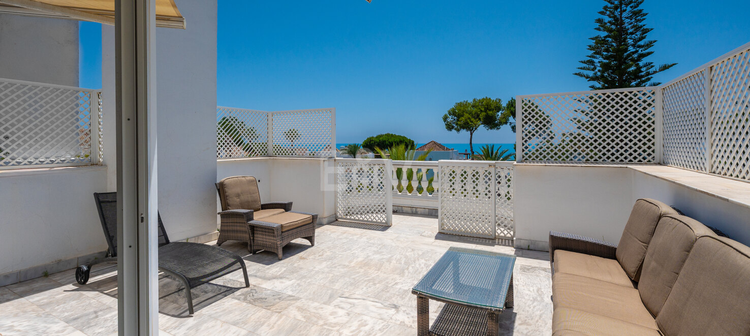 Duplex penthouse with sea view terraces in White Pearl Beach