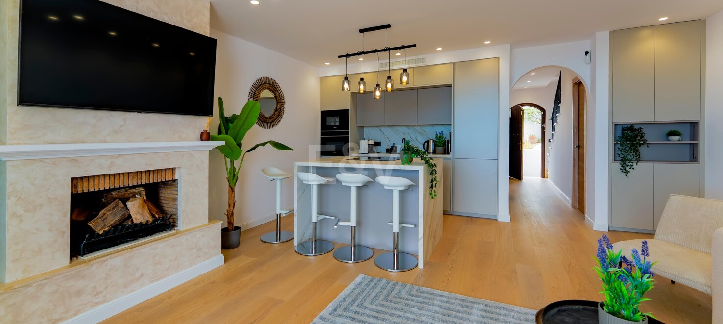Elegant Townhouse with Sea Views and Golf Proximity