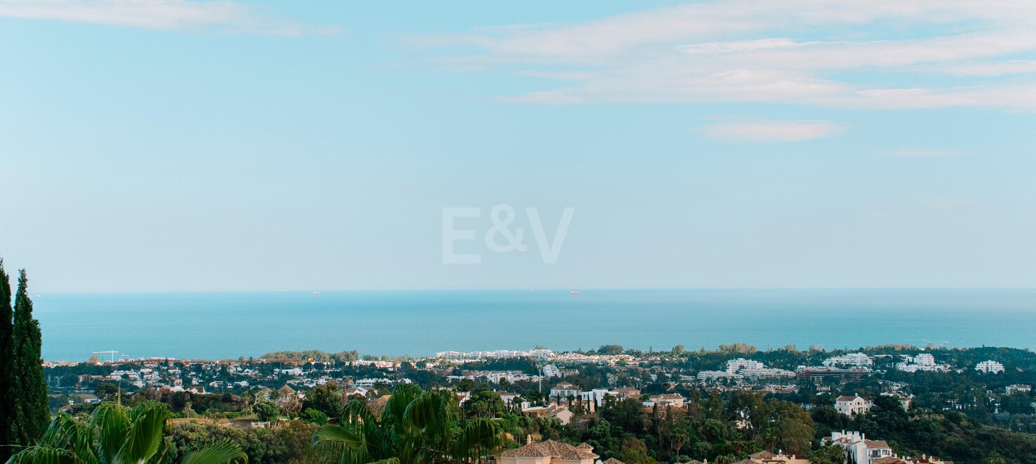 Elegant Townhouse with Sea Views and Golf Proximity