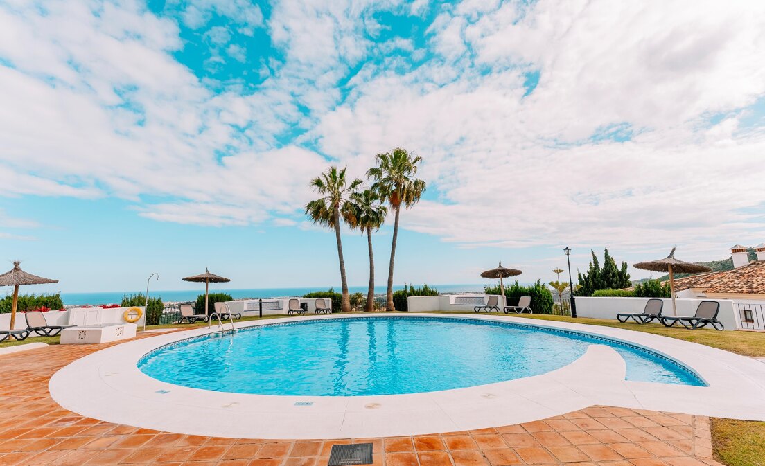 Elegant Townhouse with Sea Views and Golf Proximity
