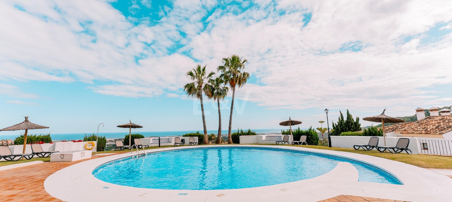 Elegant Townhouse with Sea Views and Golf Proximity