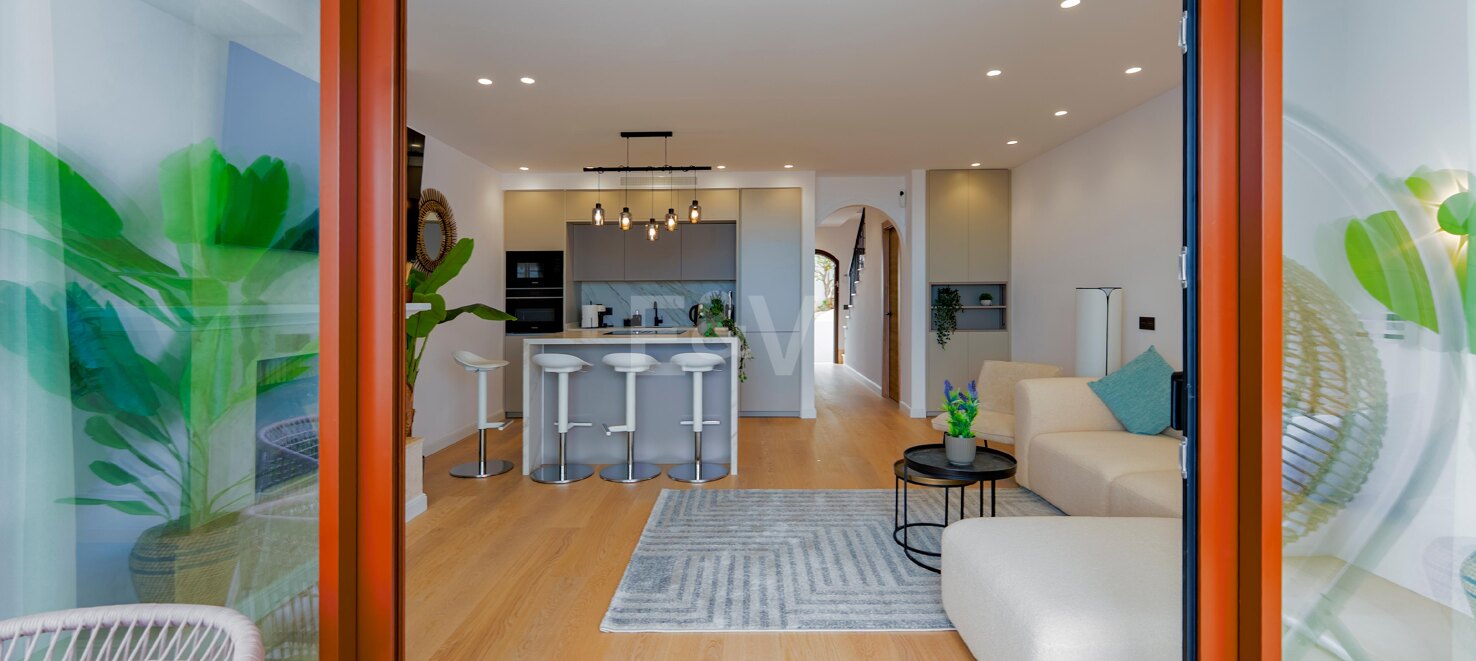 Elegant Townhouse with Sea Views and Golf Proximity