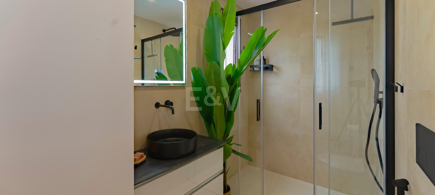 Elegant Townhouse with Sea Views and Golf Proximity