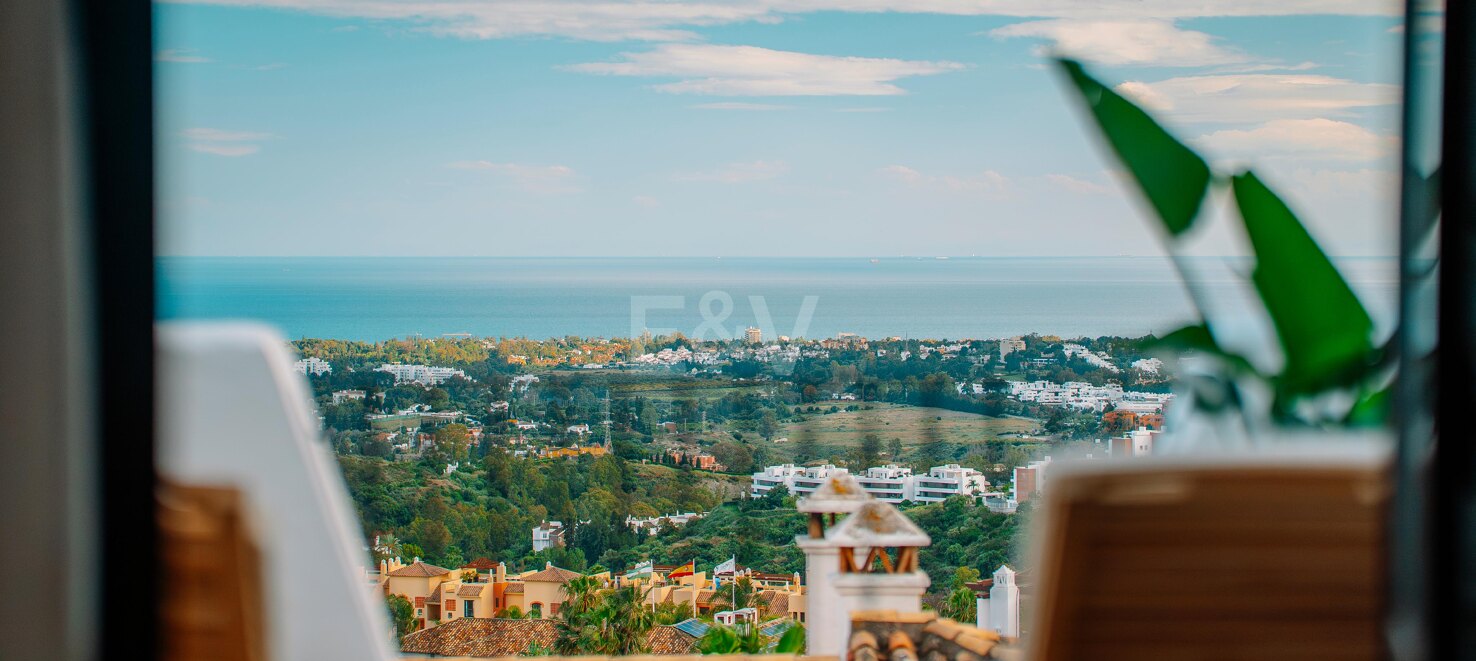 Elegant Townhouse with Sea Views and Golf Proximity