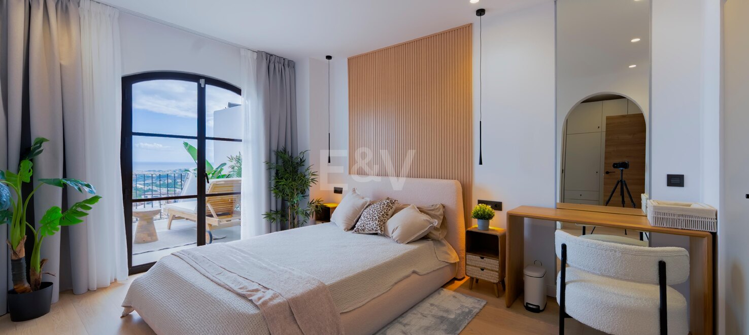 Elegant Townhouse with Sea Views and Golf Proximity