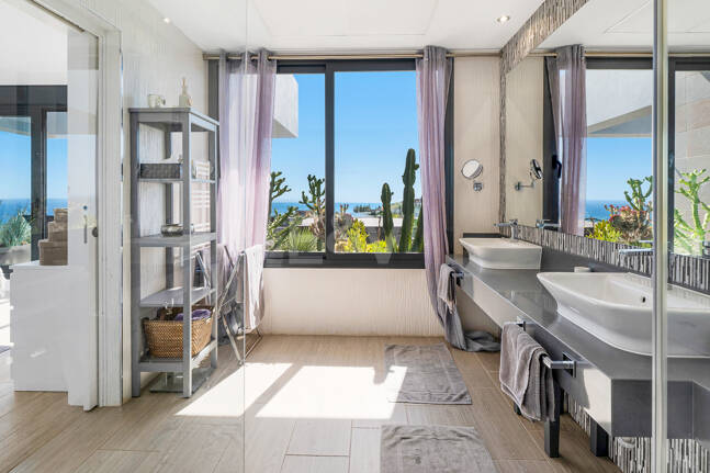 Villa luxueuse avec vue sur la mer à 360° et terrasse sur le toit