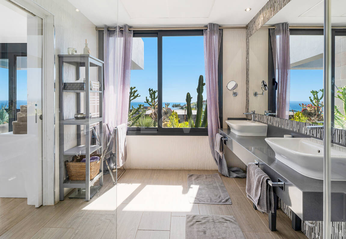 Villa luxueuse avec vue sur la mer à 360° et terrasse sur le toit