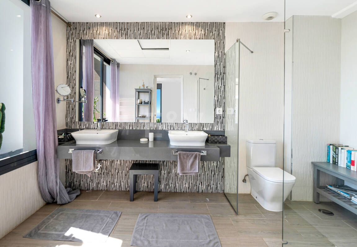 Villa luxueuse avec vue sur la mer à 360° et terrasse sur le toit