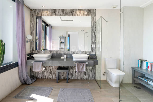 Villa luxueuse avec vue sur la mer à 360° et terrasse sur le toit