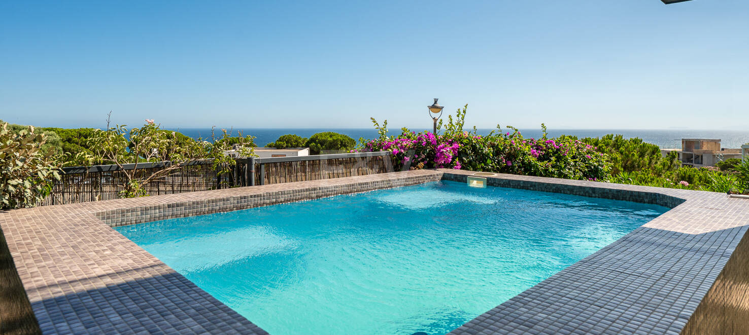 Villa luxueuse avec vue sur la mer à 360° et terrasse sur le toit