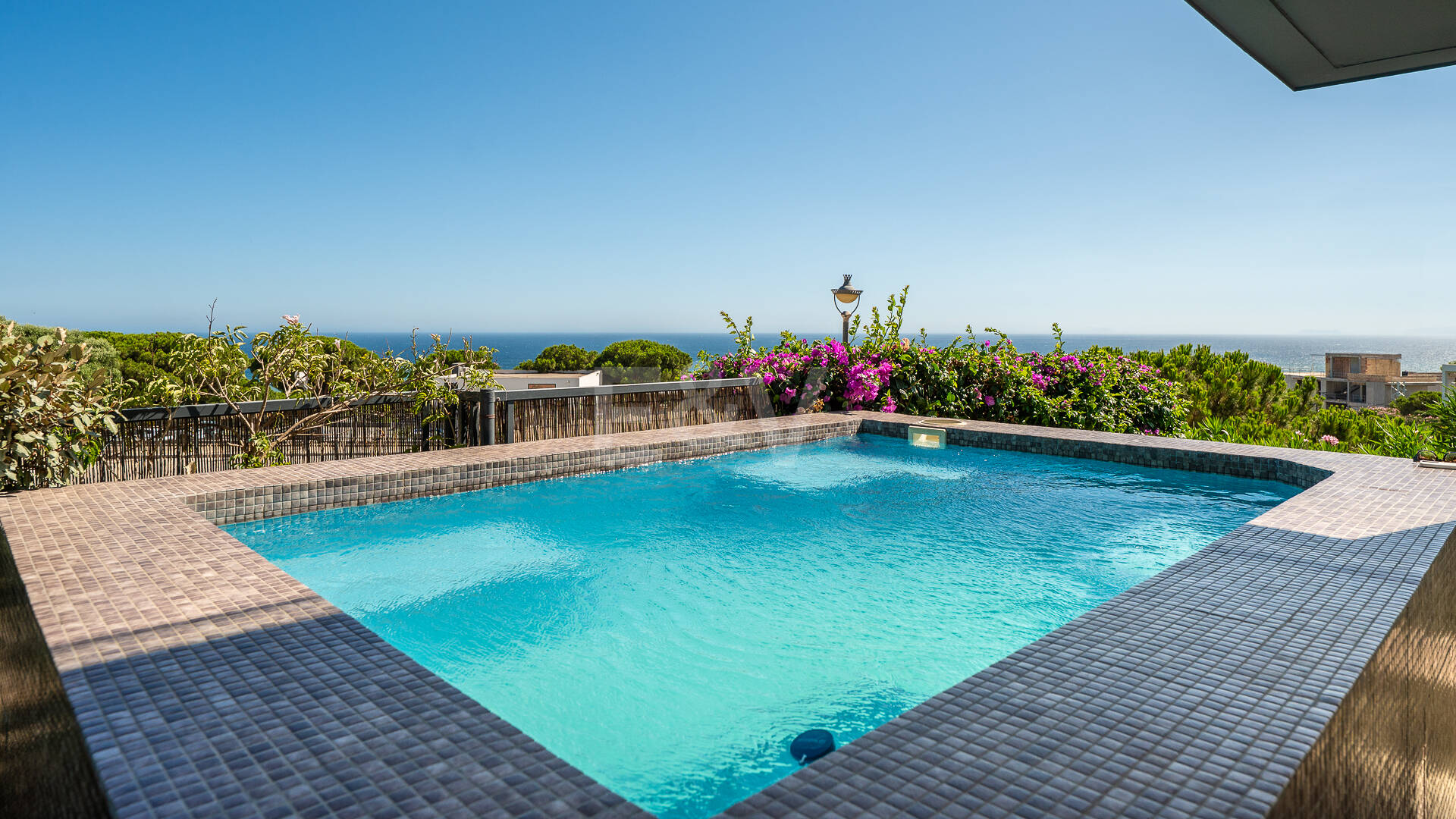 Villa luxueuse avec vue sur la mer à 360° et terrasse sur le toit
