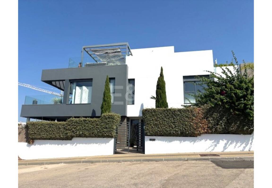 Villa luxueuse avec vue sur la mer à 360° et terrasse sur le toit