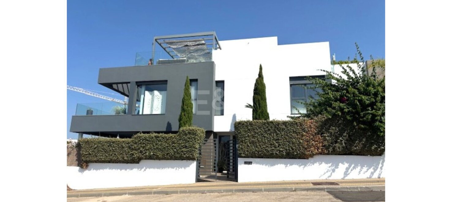 Luxurious Villa with 360° Sea Views and Rooftop Terrace