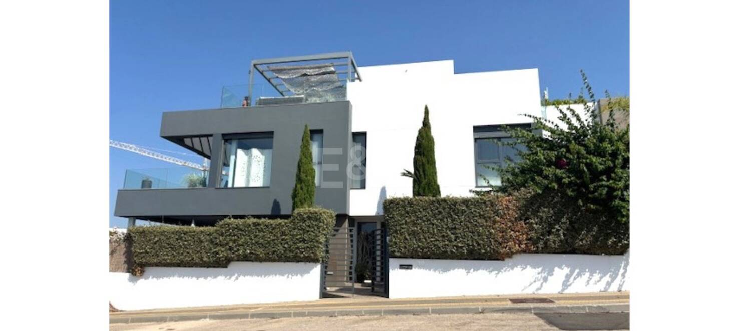 Villa luxueuse avec vue sur la mer à 360° et terrasse sur le toit