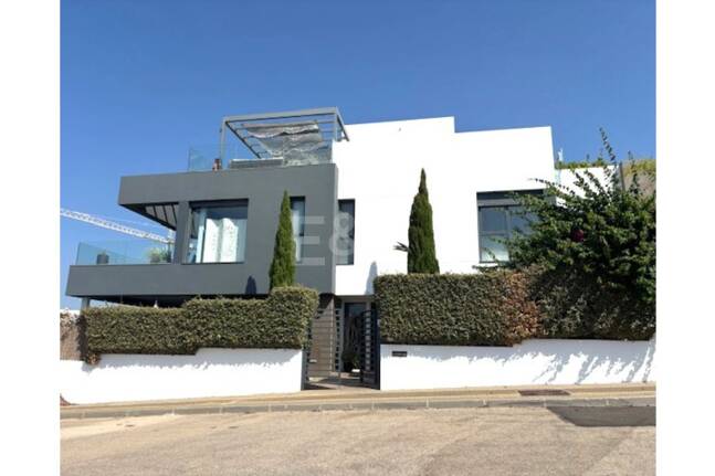 Villa luxueuse avec vue sur la mer à 360° et terrasse sur le toit