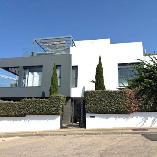 Luxurious Villa with 360° Sea Views and Rooftop Terrace