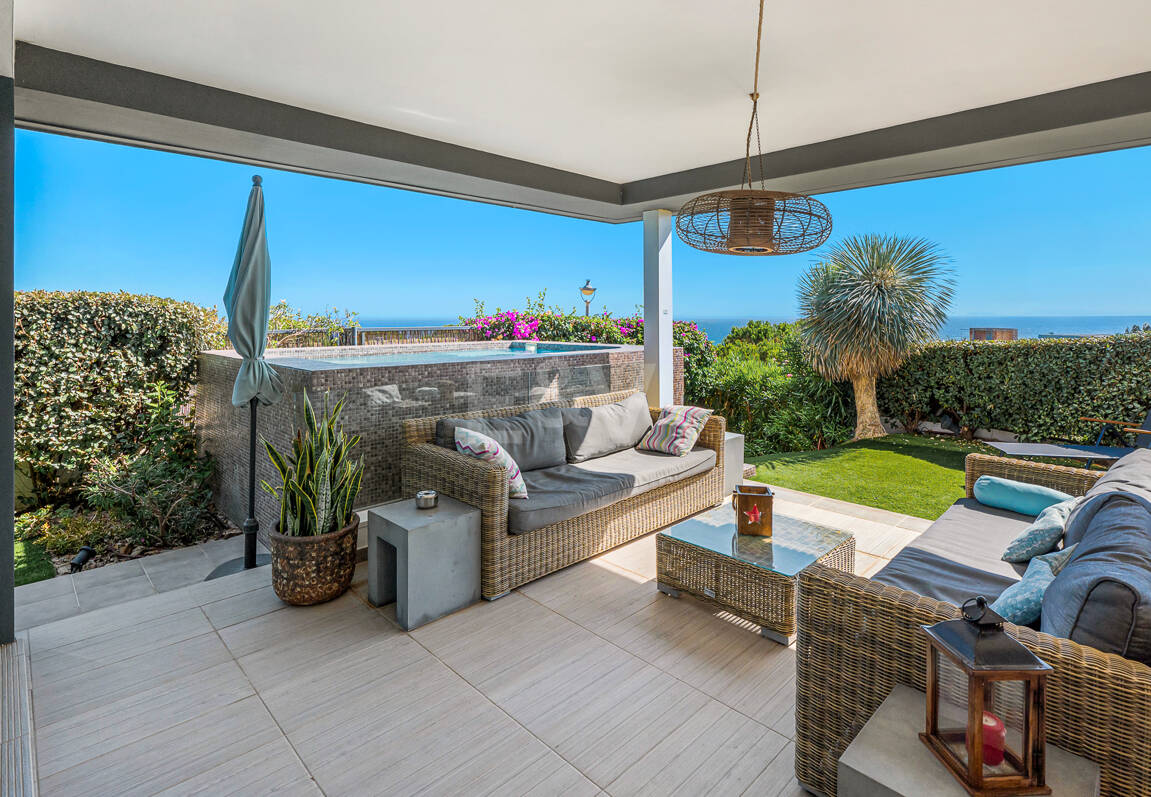 Villa luxueuse avec vue sur la mer à 360° et terrasse sur le toit
