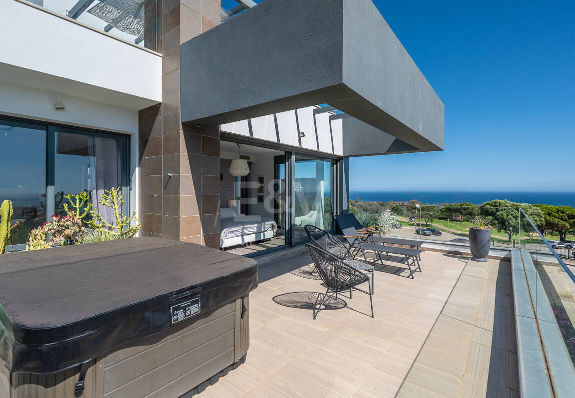 Villa luxueuse avec vue sur la mer à 360° et terrasse sur le toit