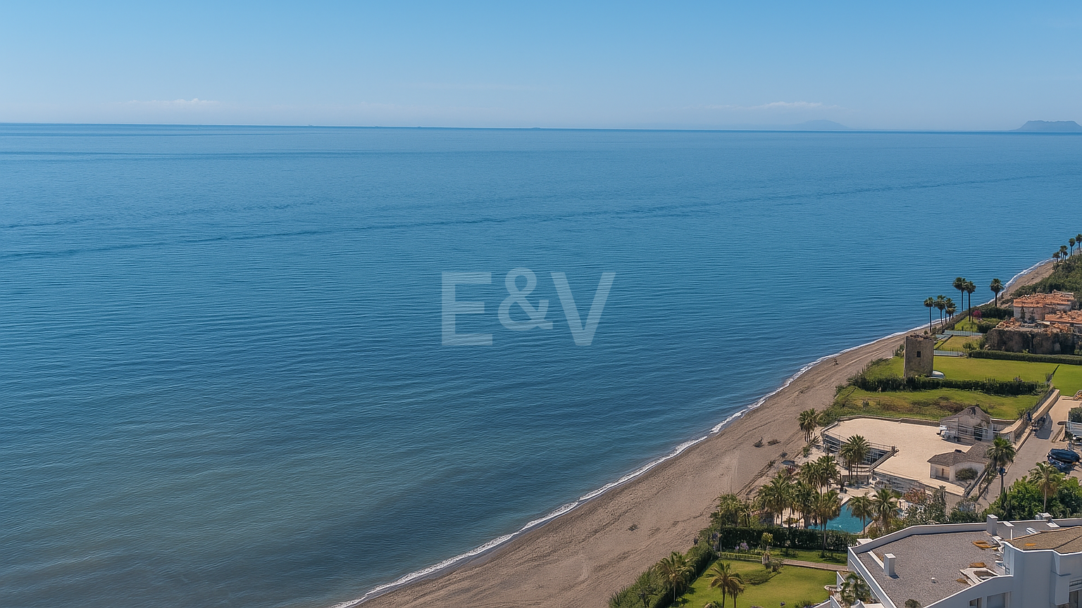 Exceptionell strandläge med stor potential för en modern villa eller investeringar