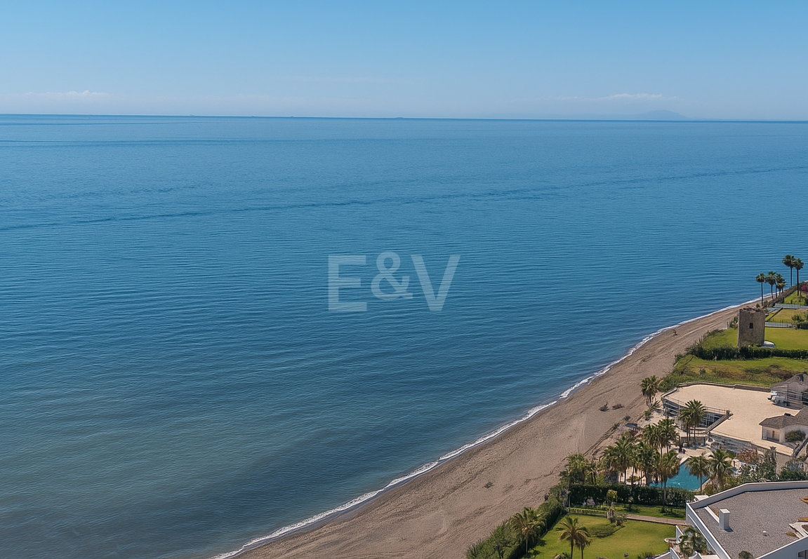 Exceptionell strandläge med stor potential för en modern villa eller investeringar