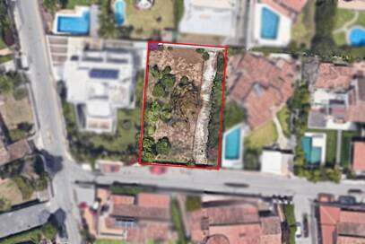 Exceptionell strandläge med stor potential för en modern villa eller investeringar