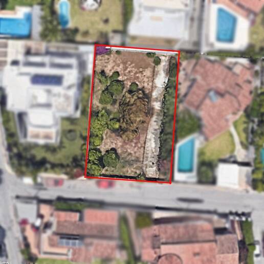 Situation exceptionnelle au bord de la plage avec un grand potentiel pour une villa ou un investissement moderne