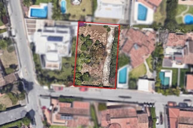 Exceptionell strandläge med stor potential för en modern villa eller investeringar