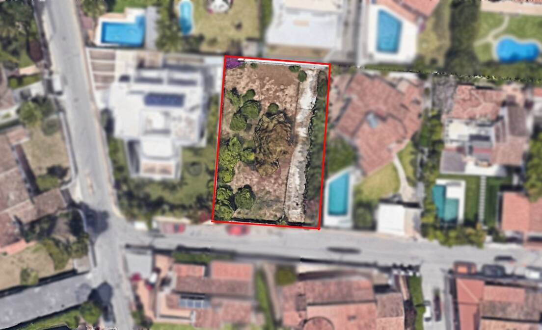 Situation exceptionnelle au bord de la plage avec un grand potentiel pour une villa ou un investissement moderne