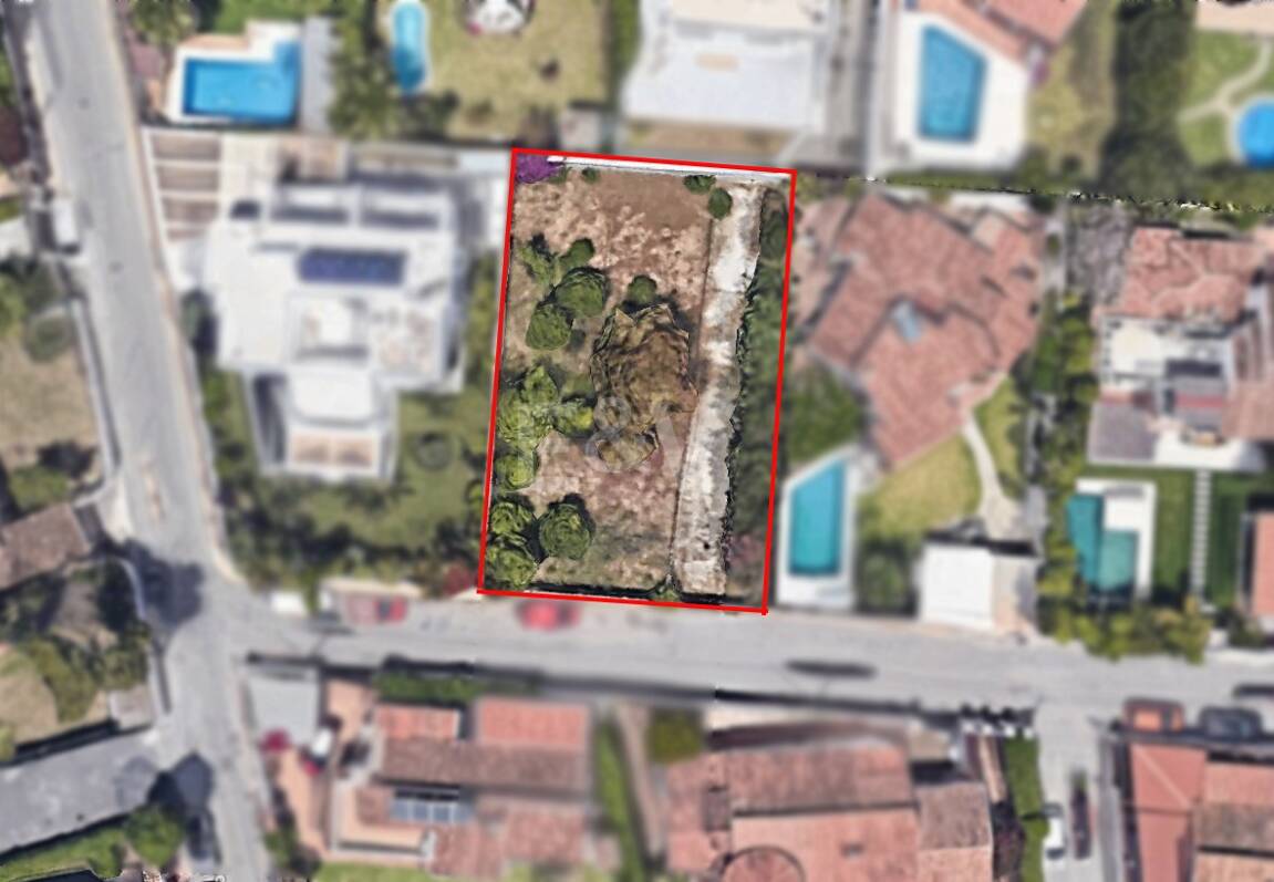 Exceptionell strandläge med stor potential för en modern villa eller investeringar