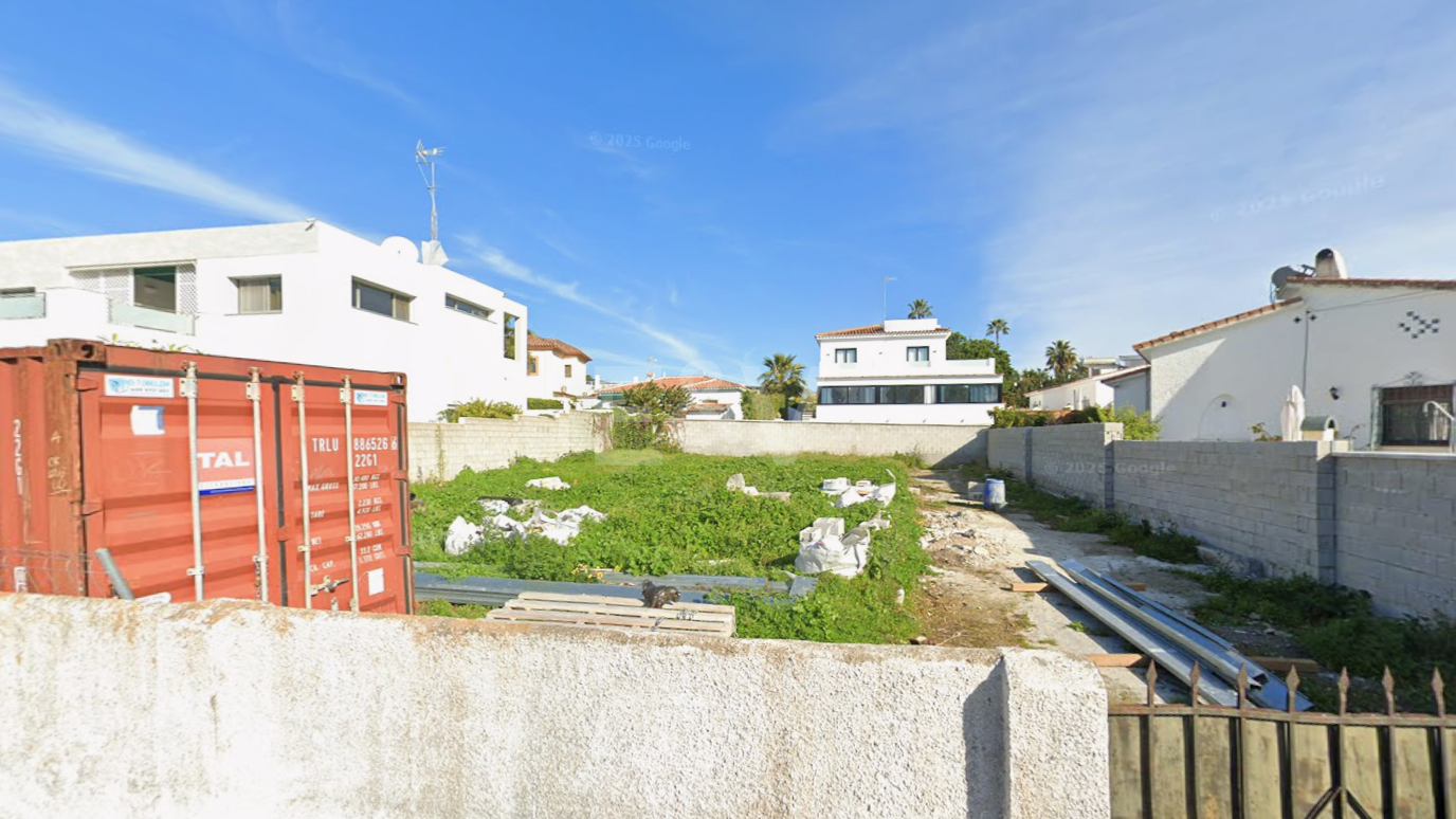 Exceptionell strandläge med stor potential för en modern villa eller investeringar