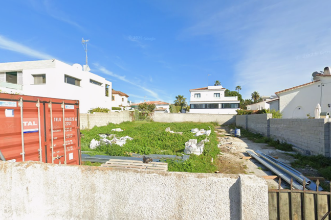 Exceptionell strandläge med stor potential för en modern villa eller investeringar