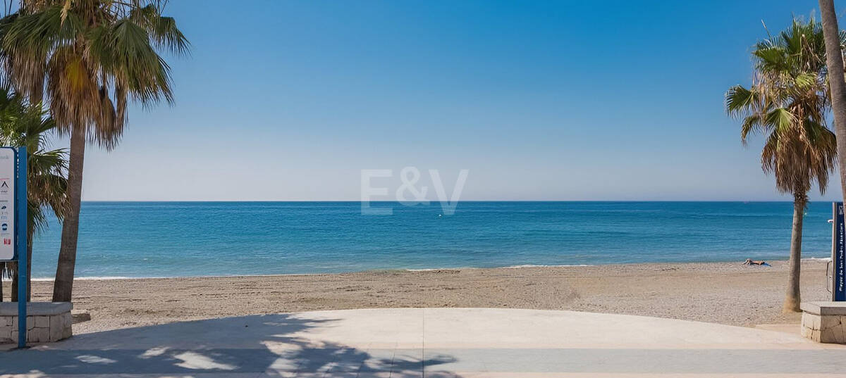 Situation exceptionnelle au bord de la plage avec un grand potentiel pour une villa ou un investissement moderne