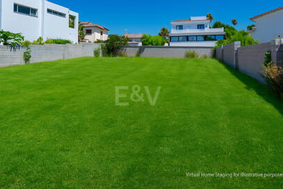 Exceptionell strandläge med stor potential för en modern villa eller investeringar